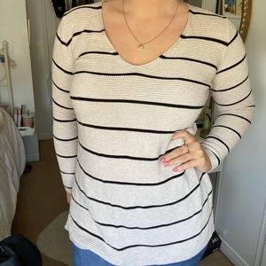 V-neck long sleeve casual top